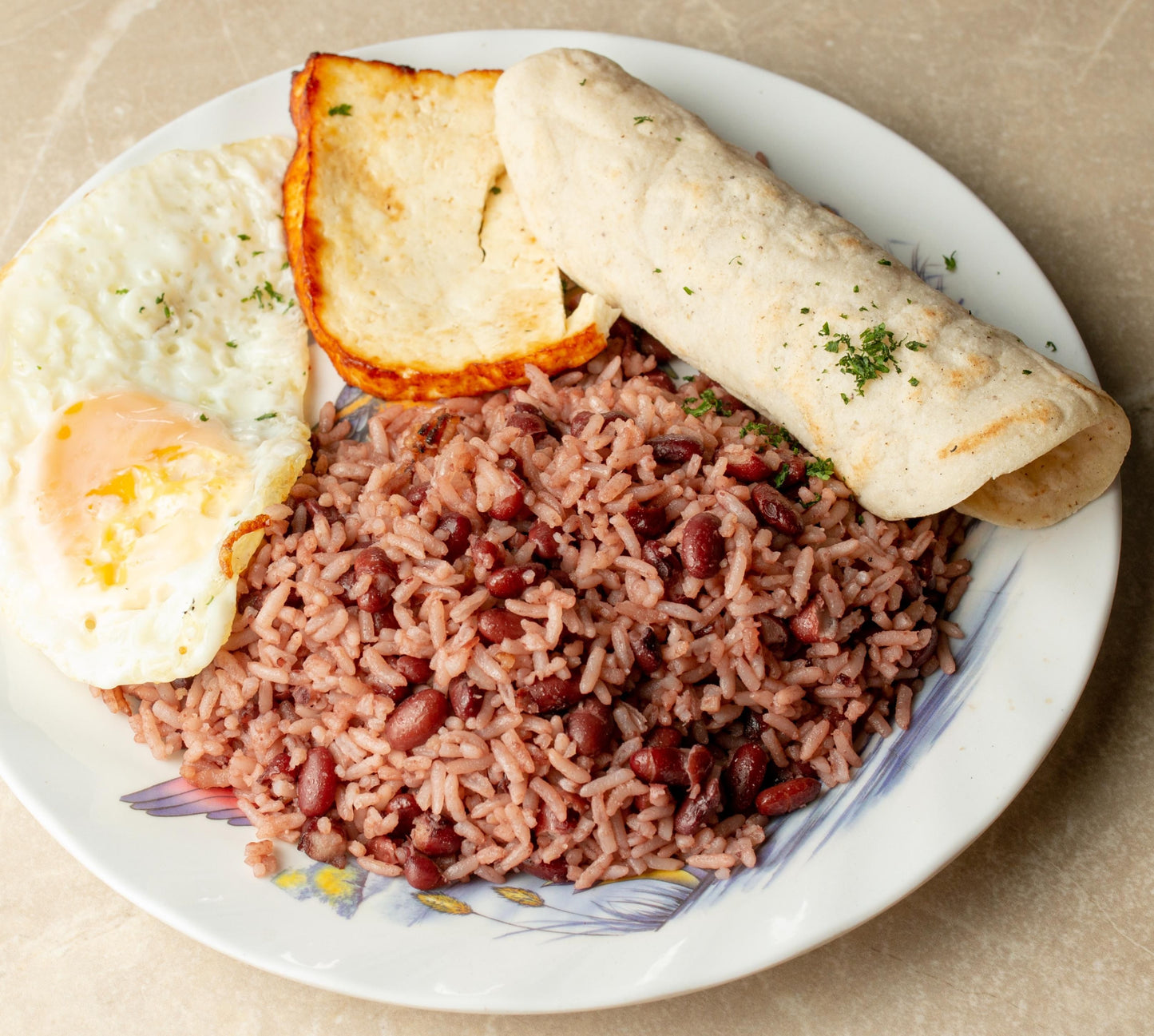 Desayuno gallopinto + huevo + queso frito