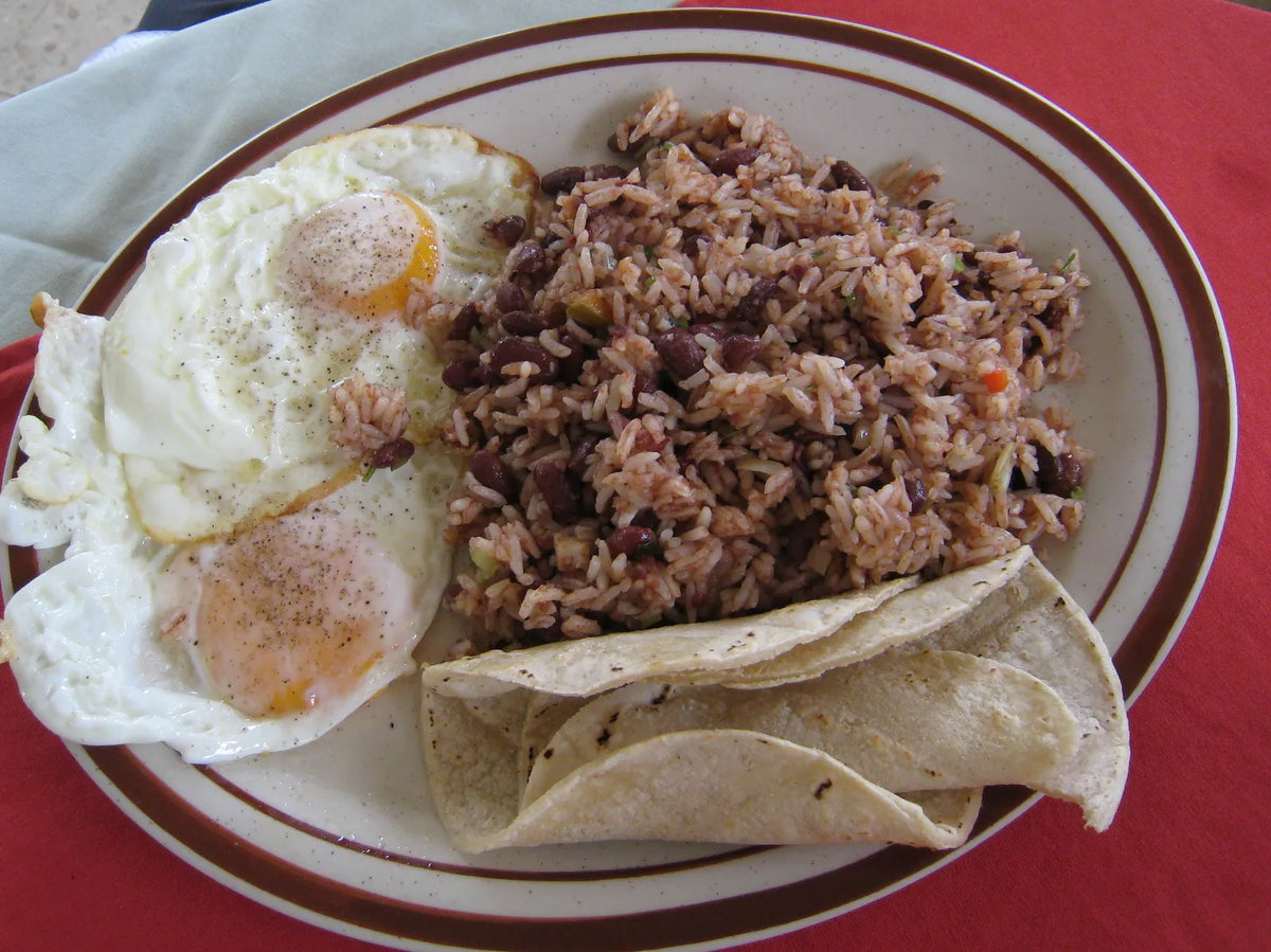 Gallopinto con huevo, queso frito y tortilla