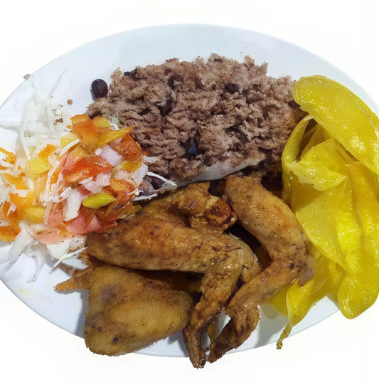 Alitas de pollo con gallopinto y tajadas