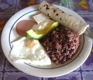 Gallopinto, huevo frito, queso, crema y tortilla