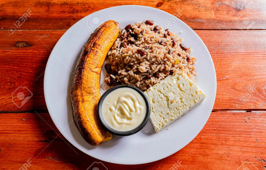 Gallopinto + queso + crema + platano frito