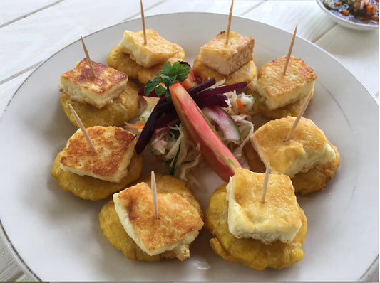 Tostones de platano y queso