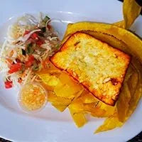 Tajada de banano verde + queso + ensalada
