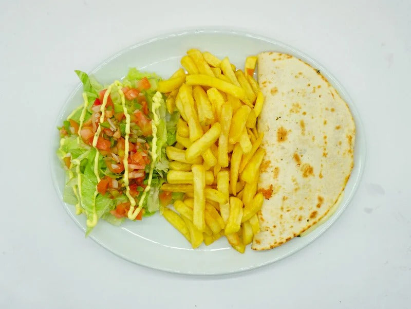 Quesadilla con papas fritas y ensalada